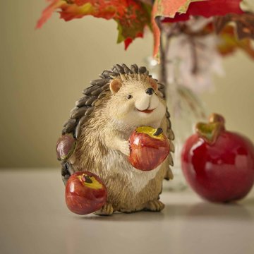 Igel mit zwei Äpfeln, stehend