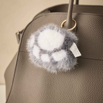 Taschenanhänger Pfote, grau