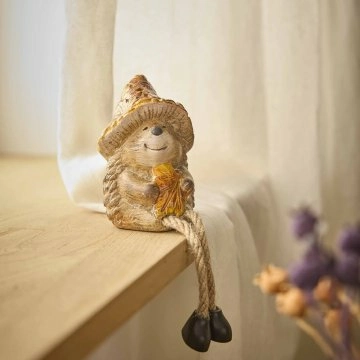 Kantenhocker Igel mit Hut, Hände an Blatt, 6 x 10 cm