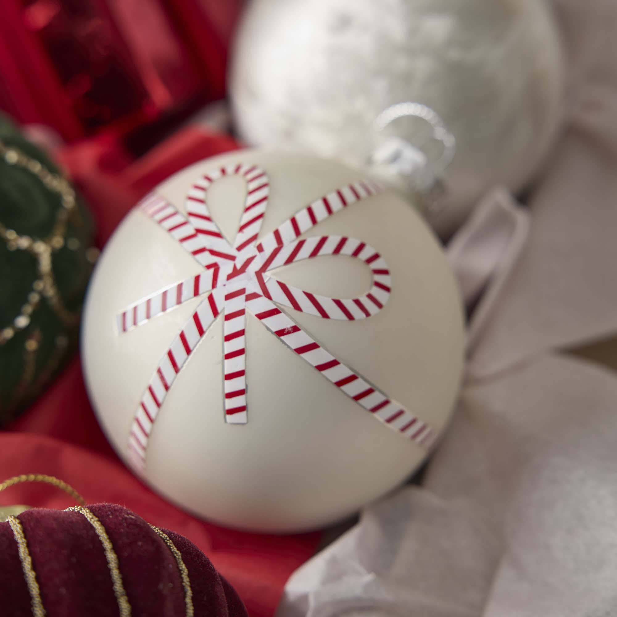 Kugel Schleife, weiß/matt, 8 cm