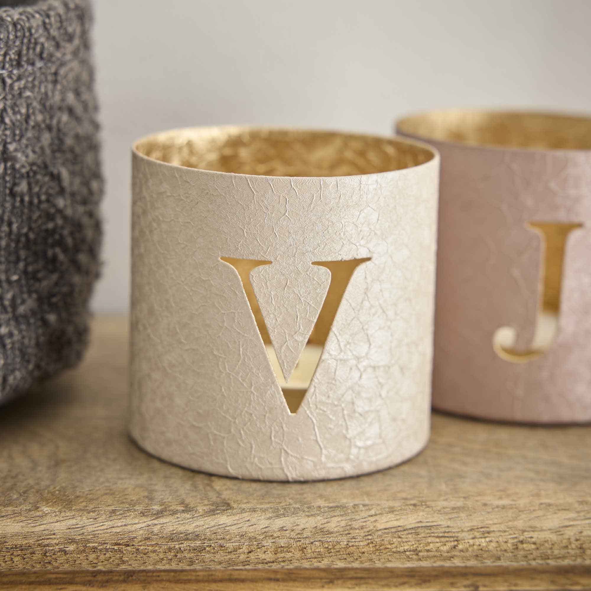 Teelichthalter Buchstabe, V/beige, 7.8 x 7.5 cm