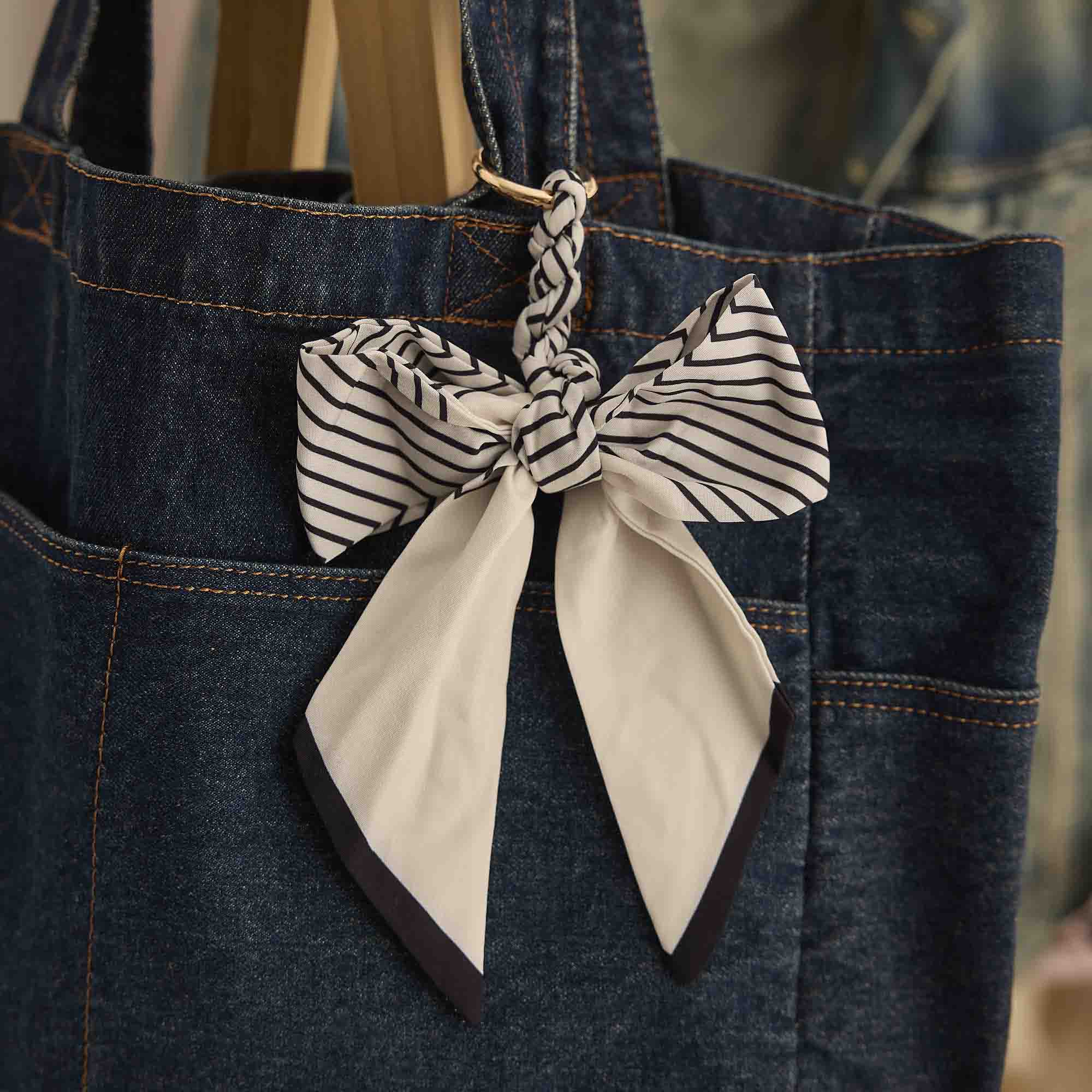 Taschen-Anhänger Schleife, Streifen/weiß/schwarz, 24 cm