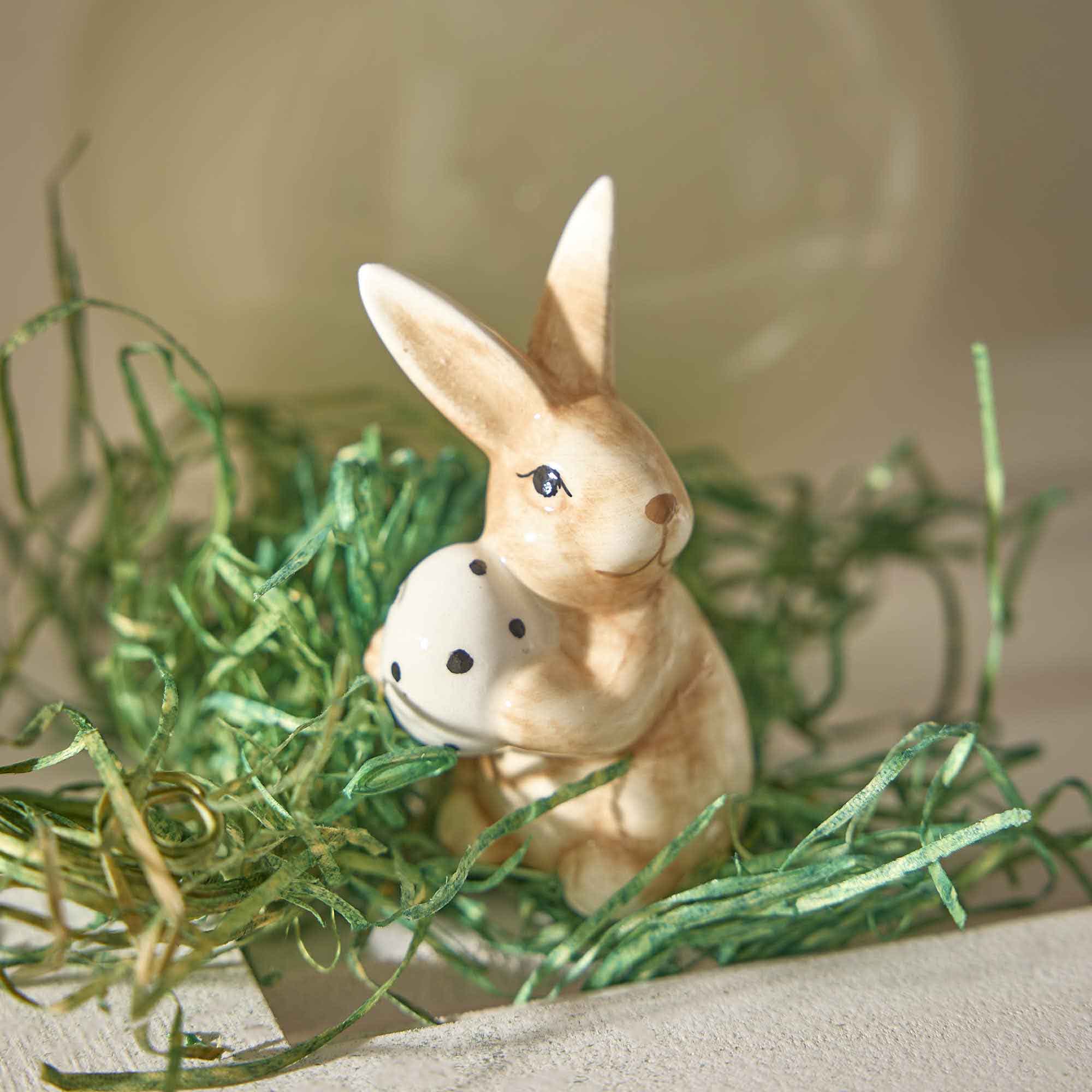 Hase mit Ei, weiß/links, 7 cm