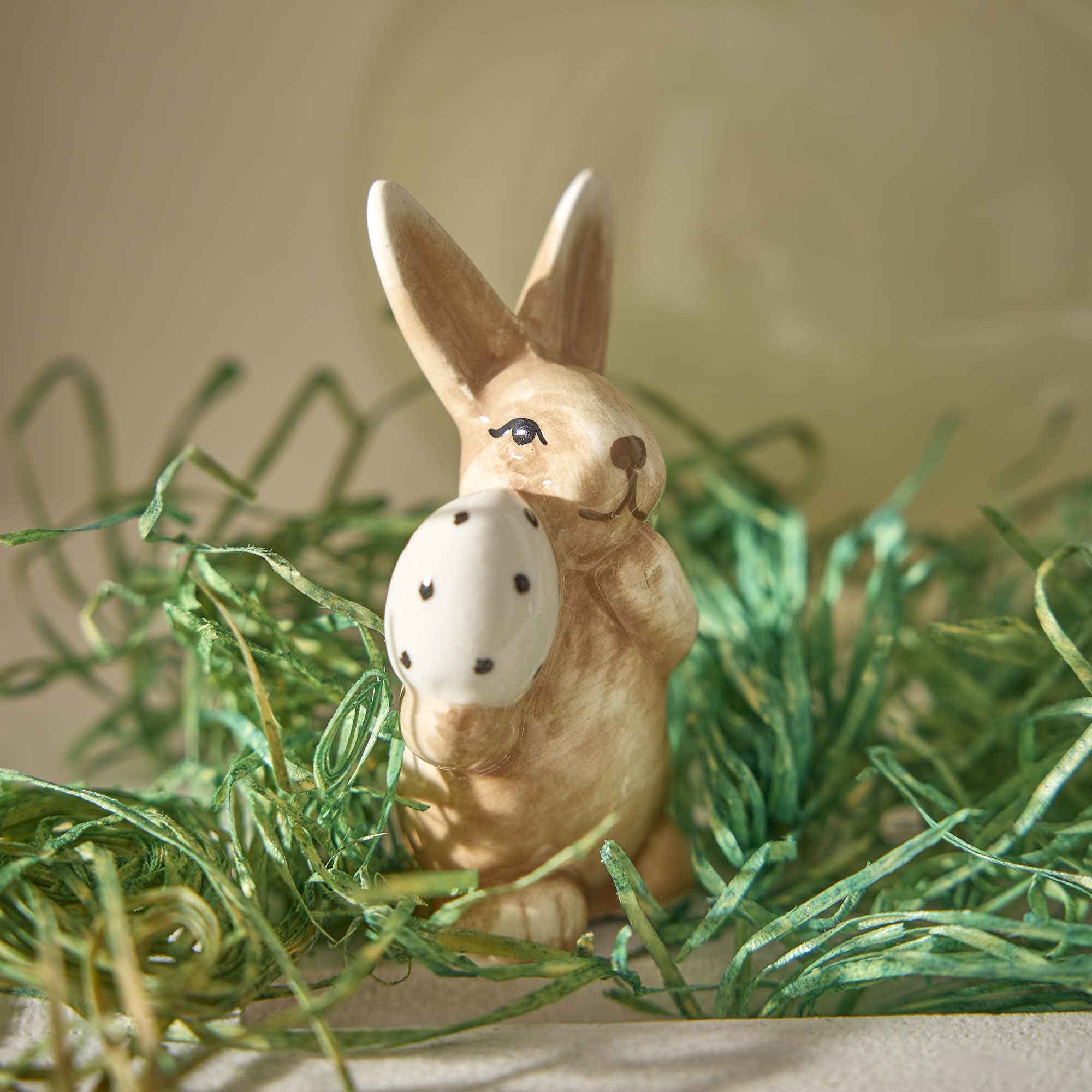 Hase mit Ei, weiß/stehend, 7.3 cm