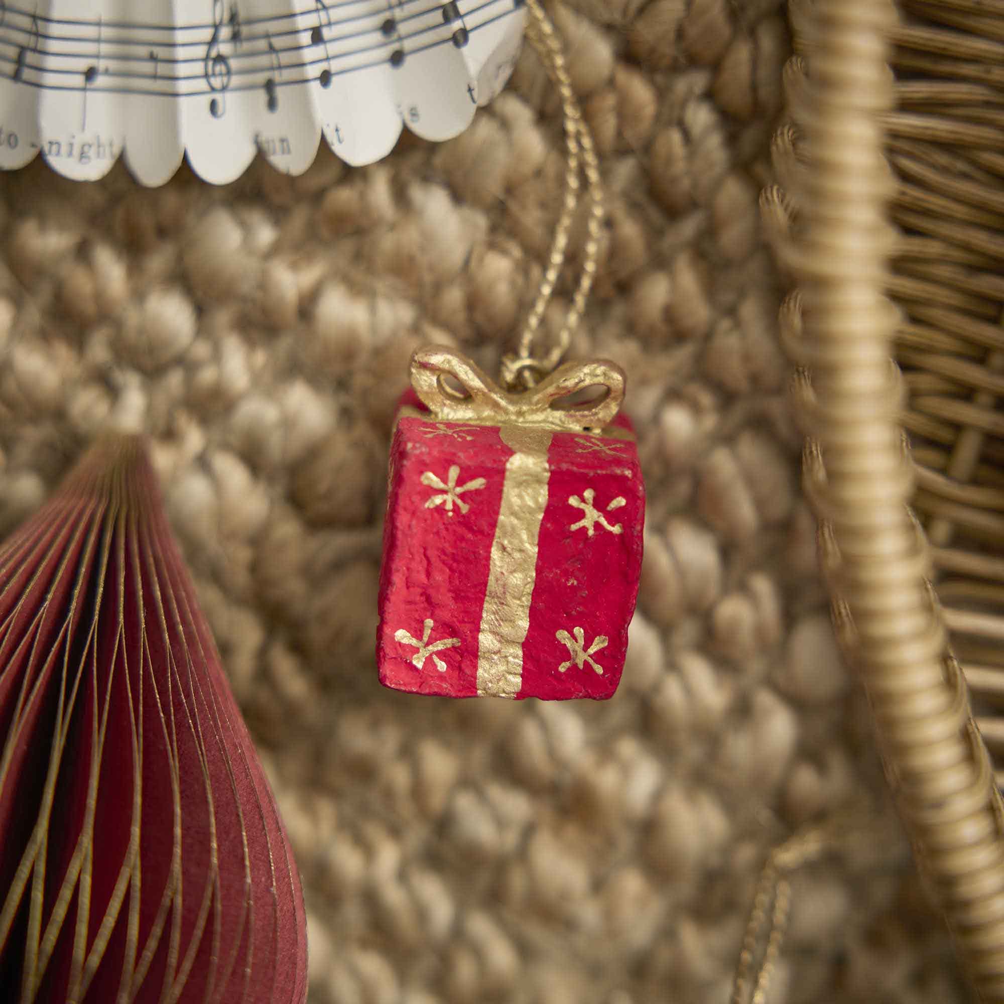 Anhänger Geschenk, rot, 3 x 3.5 cm