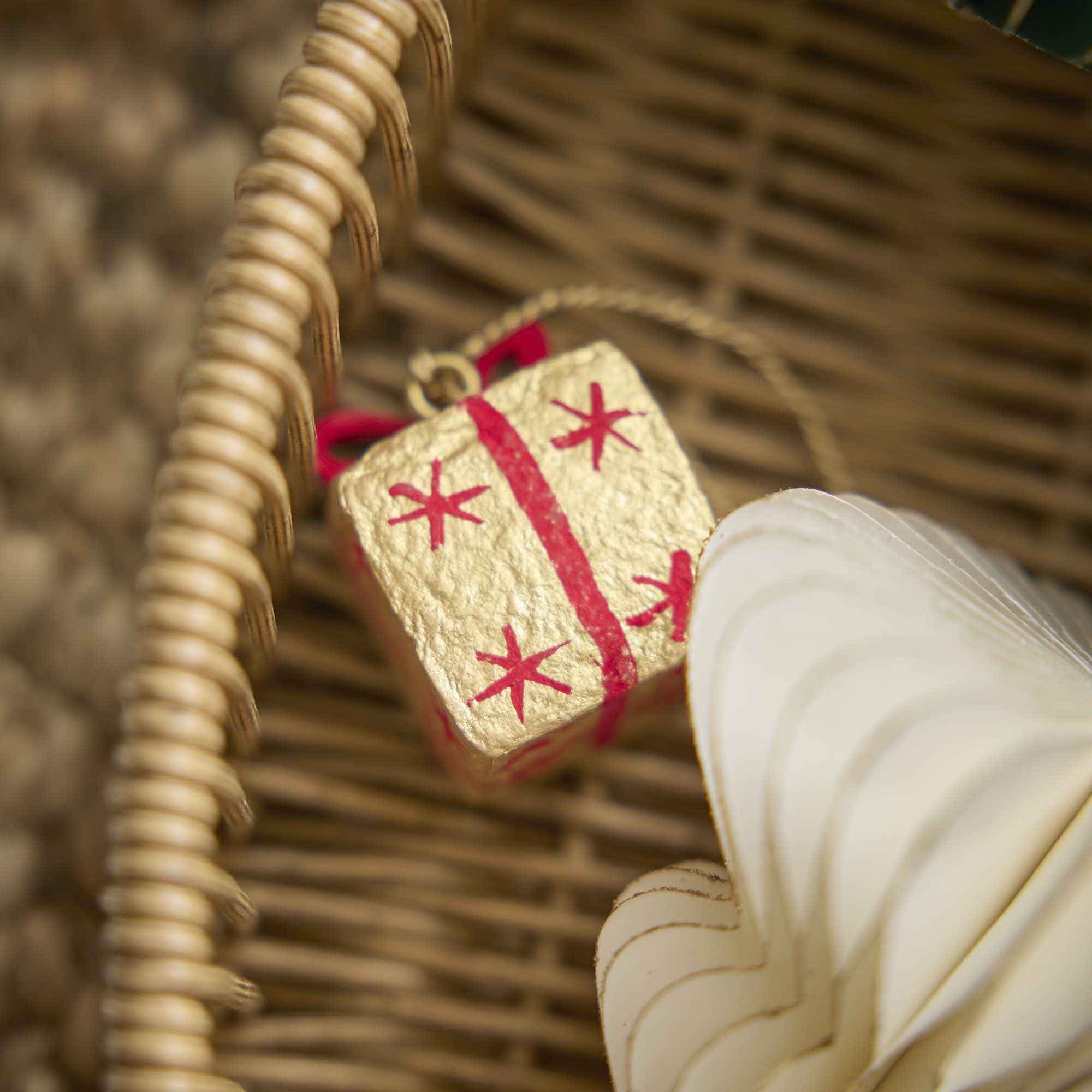 Anhänger Geschenk, gold, 3 x 3.5 cm