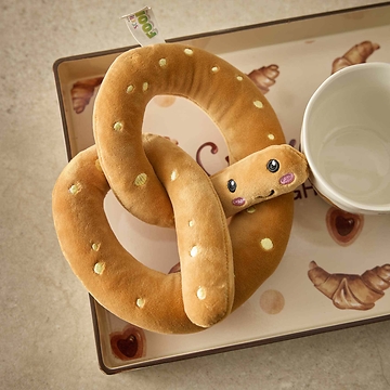 Dekorierter Geburtstagstisch mit Kerzen und Kuchen