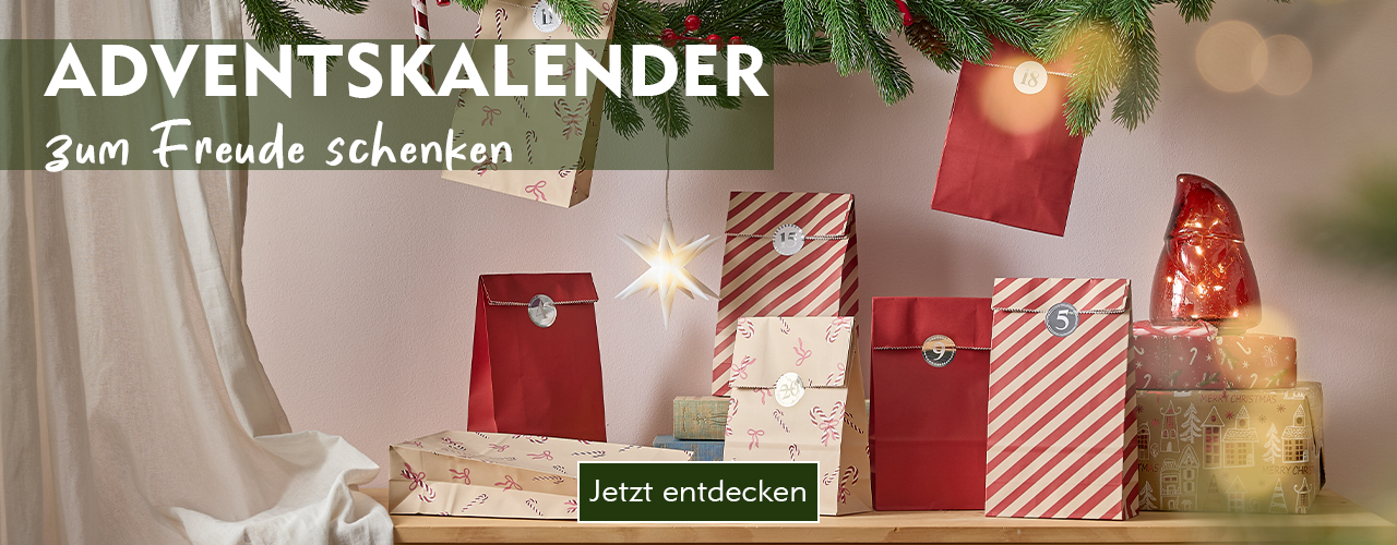 Shoppe Adventskalender bei Nanu-Nana Rot-weiße Adventskalendertüten auf einer Kommode andekoriert verlinkt auf die Kategorie Adventskalender