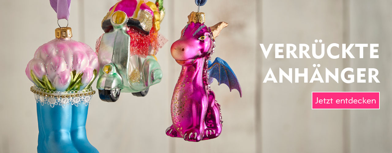Drei bunte Glas-Anhänger (pinker Drache, Flamingo auf Roller und Stiefel mit Tulpen) verlinkt auf Fancy Anhänger