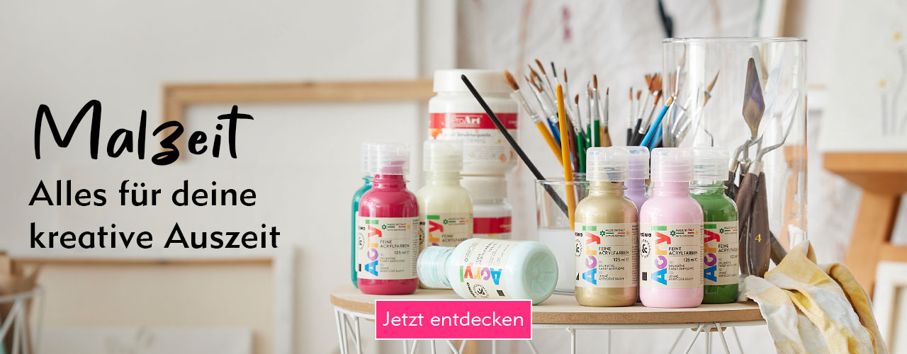 Acrylfarbe, Pinsel und Leinwände in einem Atelier verlinkt auf Malereibedarf