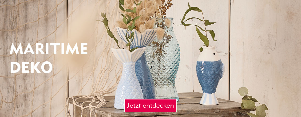 Blau-wei&szlig;e Fischvasen mit Blumen best&uuml;ckt verlinkt auf die Kategorie Maritime Deko