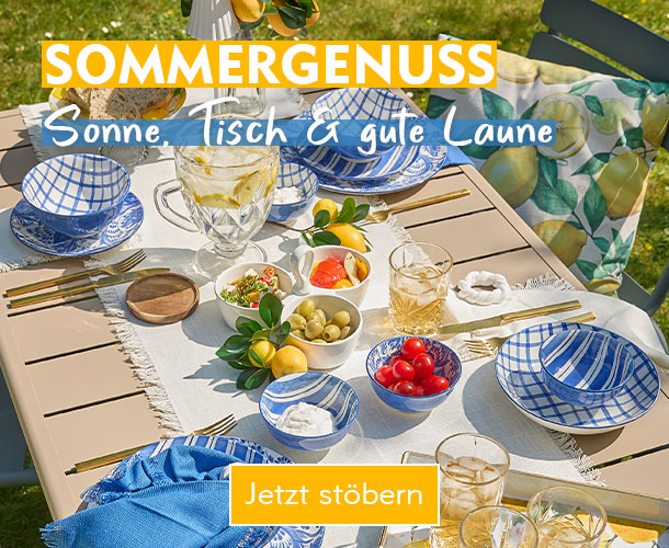 Eingedeckter Tisch mit blau-weißem Geschirr, Gläsern und Tischwäsche verlinkt auf gedeckter Sommertisch