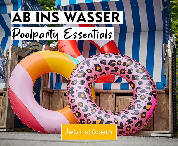 Drei bunte Schwimmringe vor einem Strandkorb verlinkt auf Schwimmringe und Luftmatratzen