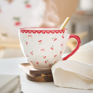 XXL-Tasse mit Kirschen- und Schleifenmotiv verlinkt auf fruchtige Deko