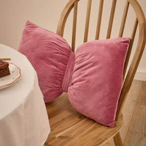 Pinkes Schleifenkissen verlinkt auf Kissen