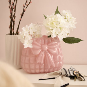 Arrangement mit Kunstblumen in einer Vase verlinkt auf die Kategorie NEU IN VASEN